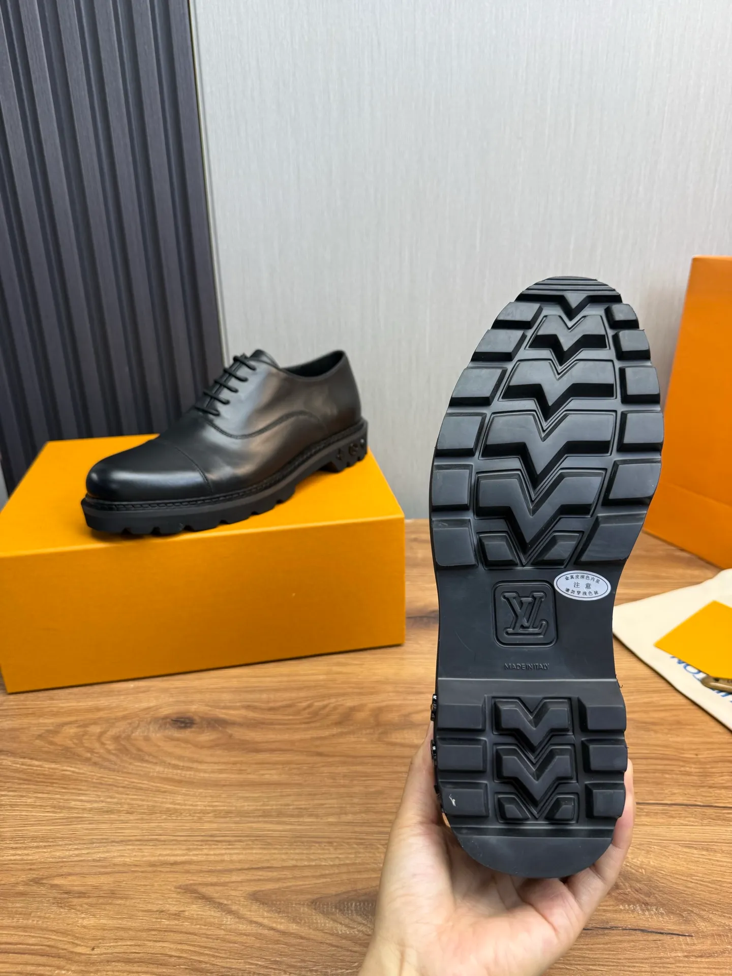 Men's shoes 💰900💰 LV. Men's casual lace-up leather shoes, the latest hot style 🔥 1:1 original purchase quality, top quality goods ⬆️The upper is imported open-edge beaded cowhide, cowhide, and cow suede. The hand-made three-dimensional stitching highlights the round toe design. The inner foot pads are all imported cowhide, with the original wear-resistant foam outsole, matching code 39-44, (38, 45 custom-made, non-refundable)